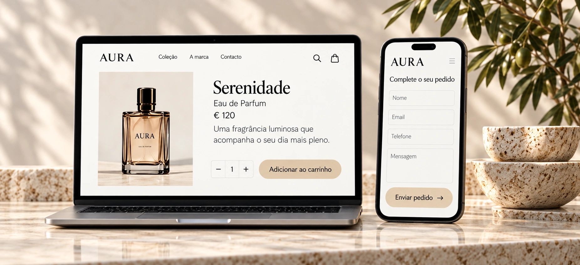 Portátil e telemóvel AURA sobre mármore, com uma loja de perfumes interativa nos dois ecrãs.